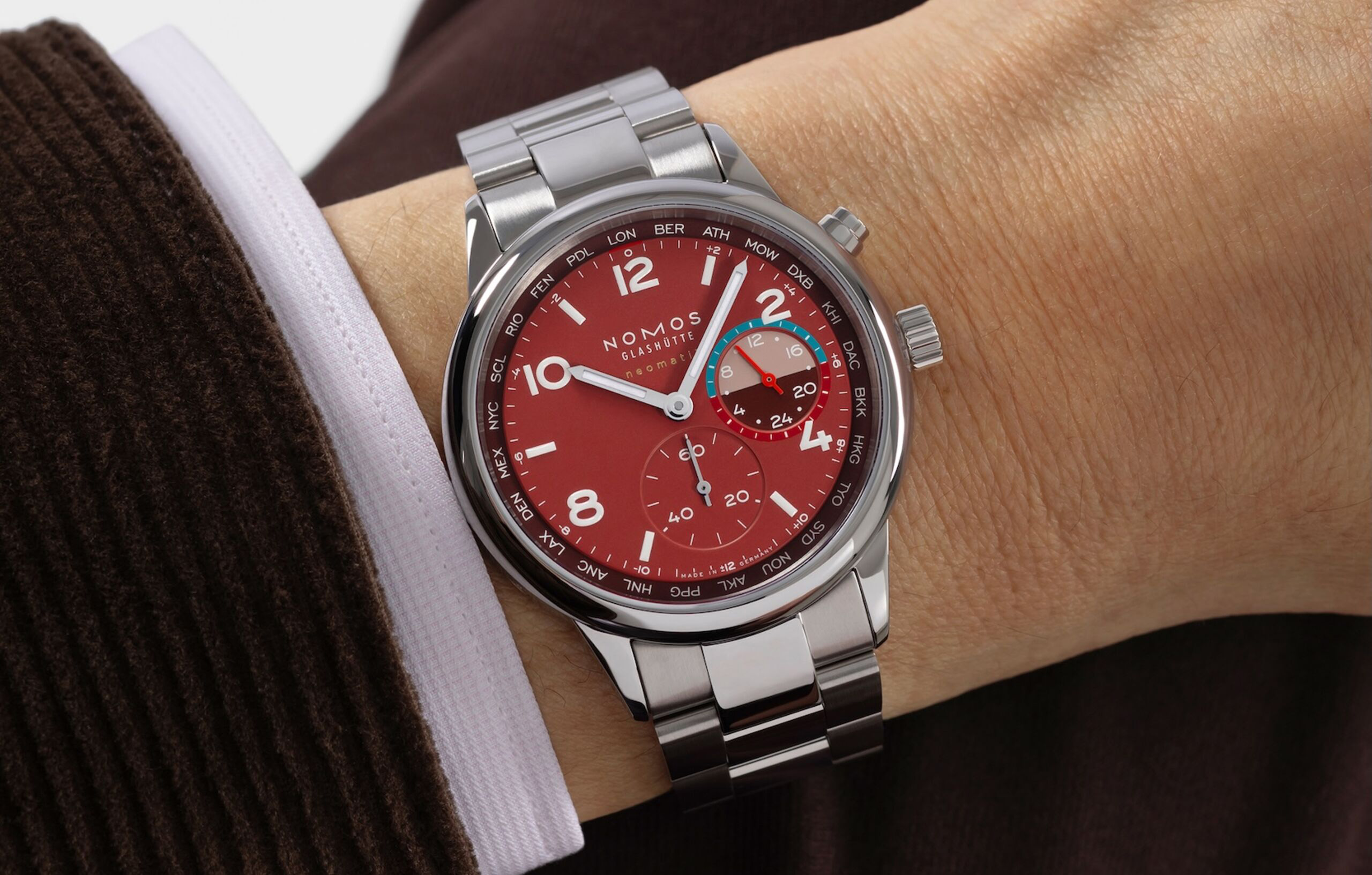 NOMOS Club Sport Neomatik Worldtimer Magma