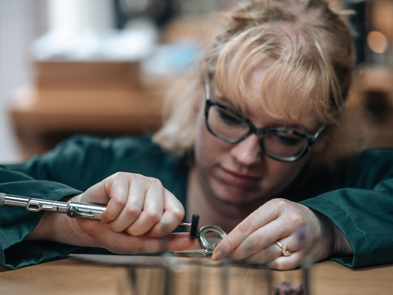Hand-polishing of Holthinrichs cases
