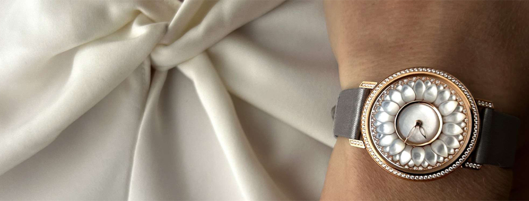 Beauregard Lili Bouton Mother of Pearl in 18KRG